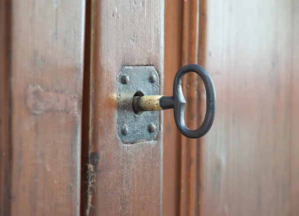 Buco della serratura su porta in legno . — Foto Stock
