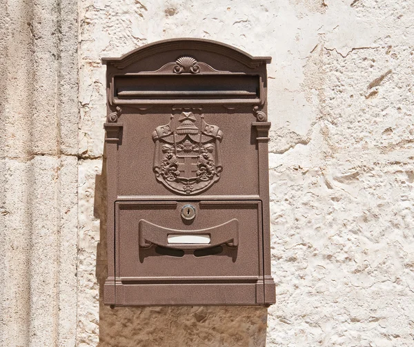 Brown Post caixa na parede . — Fotografia de Stock