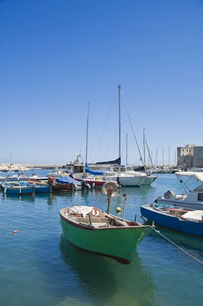 Barche ormeggiate nel porto di Giovinazzo. La Puglia . — Foto Stock