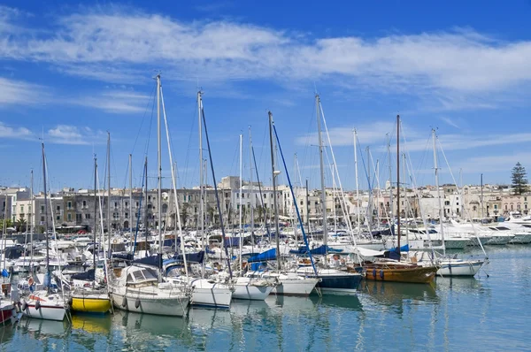 Jachten aangemeerd in trani toeristische haven. Apulië. — Stockfoto