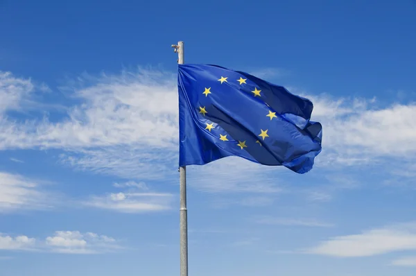 Европейский флаг на голубом небе . — стоковое фото