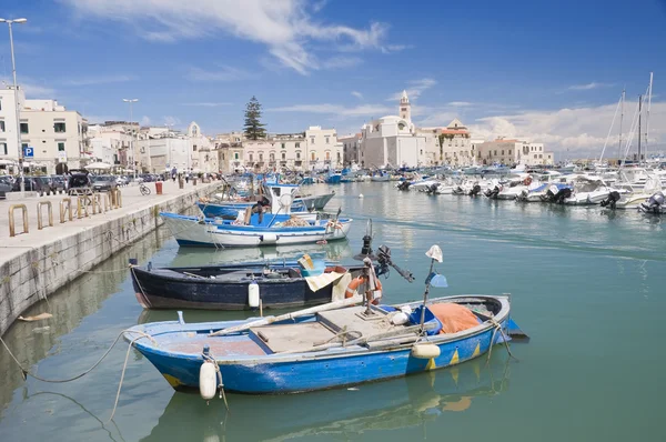 Boten afgemeerd in de haven. Trani. Apulië. — Stockfoto