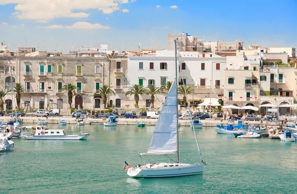 Trani toeristische haven met zeilboot. Apulië. — Stockfoto