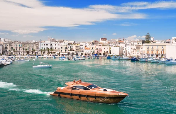 Puerto turístico de Trani con yate de lujo. Apulia . — Foto de Stock