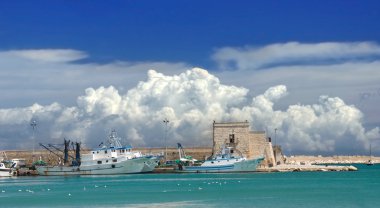 trani turistik liman manzarasına. Apulia.