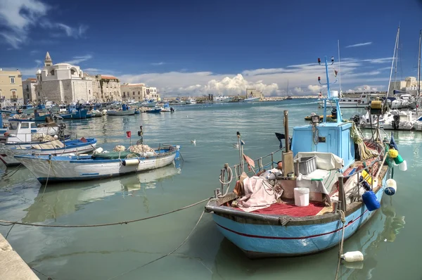 Boten afgemeerd in de haven. Trani. Apulië. — Stockfoto