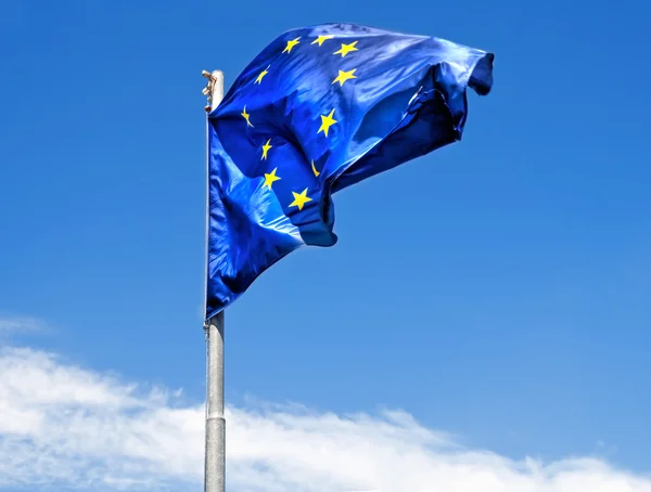 Euroopan lippu sinisellä taivaalla . — kuvapankkivalokuva