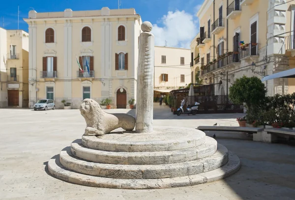 Plac handlowy i niesławny kolumna. Bari. Apulia. — Zdjęcie stockowe