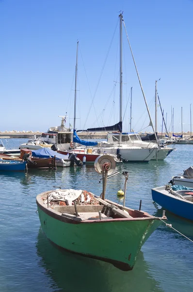 Tekneler, giovinazzo Limanda demirli. Apulia. — Stok fotoğraf