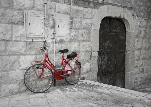 Rotes Fahrrad lehnt an Wand. — Stockfoto