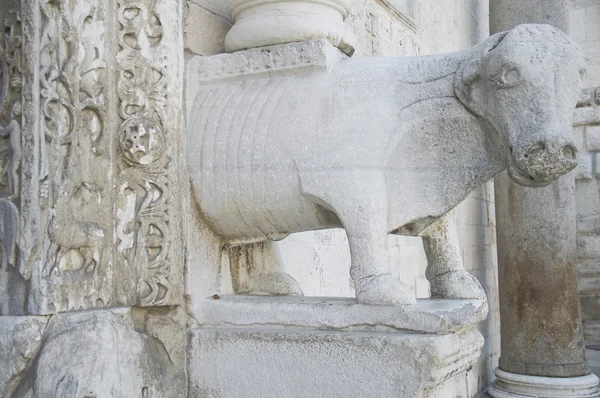 Деталь портала базилики Святого Николая. Бари. Апулия . — стоковое фото