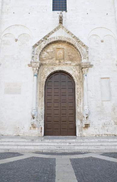 Houten portaal van basiliek st. nicholas. Bari. Apulië. — Stockfoto