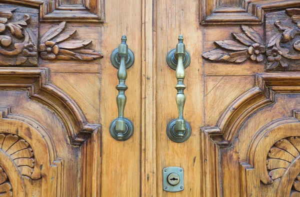 Closeup of brass handle of allwood door. — Stock Photo, Image