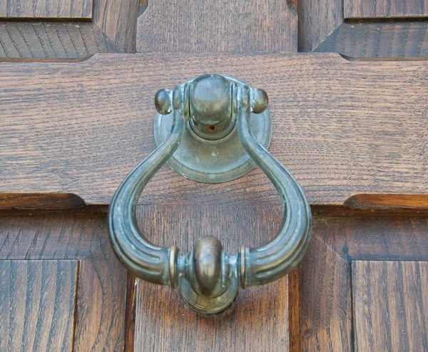 Doorknocker på trä ytterdörr. — Stockfoto