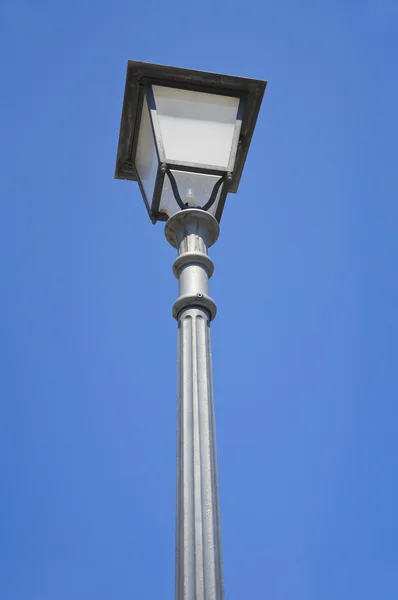 Уличная лампа на голубом небе . — стоковое фото