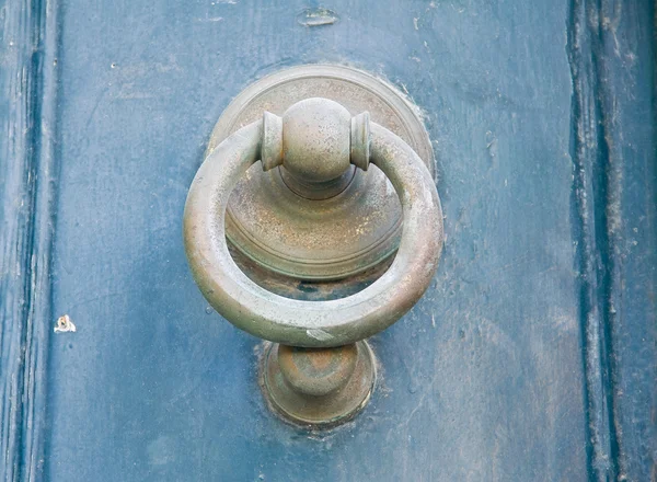 Doorknocker on blue wooden frontdoor. — Stock Photo, Image