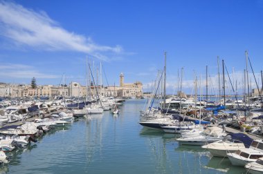 trani turistik liman manzarasına. Apulia.