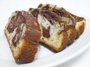 Beyaz tabak üzerine çikolata plumcake.