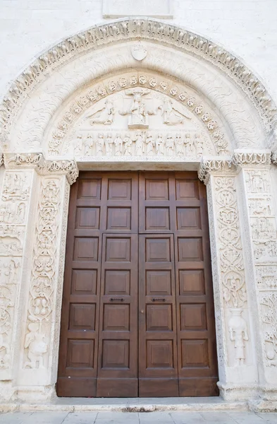 Drewniany portal bitetto katedry. Apulia. — Zdjęcie stockowe