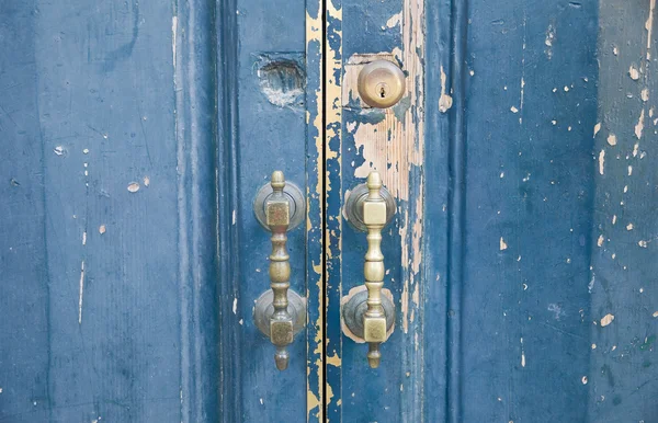 Primo piano di maniglia in ottone di allwood porta . — Foto Stock
