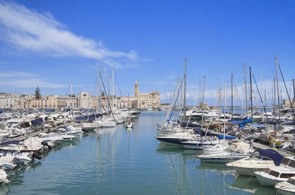 Panoramatický pohled na turistické přístavu trani. Apulie. — Stock fotografie