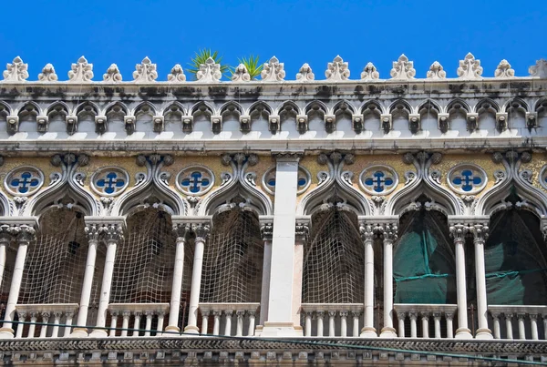 Palácio Fizzarotti. Bari. Apúlia . — Fotografia de Stock