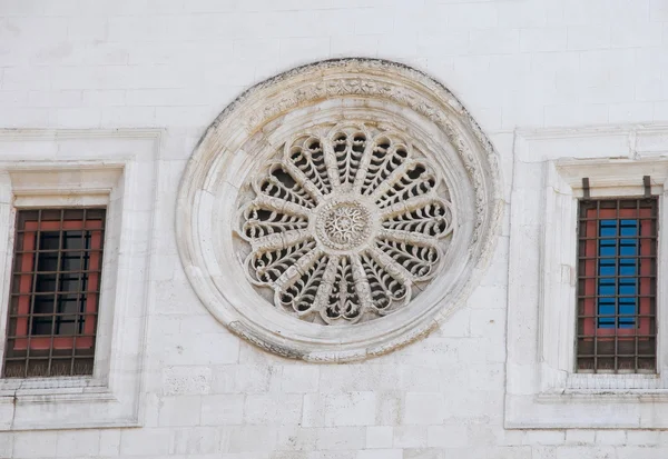 Rose window of Bari Cathedral. Apulia. — Stock Photo, Image