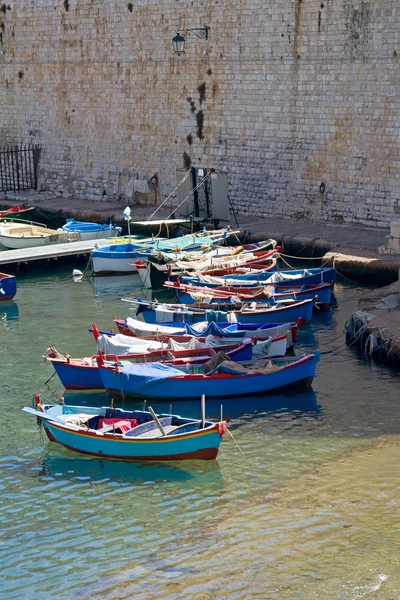 Boten afgemeerd in giovinazzo haven. Apulië. — Stockfoto