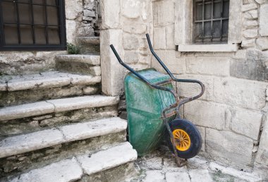 terk edilmiş yeşil el arabası.