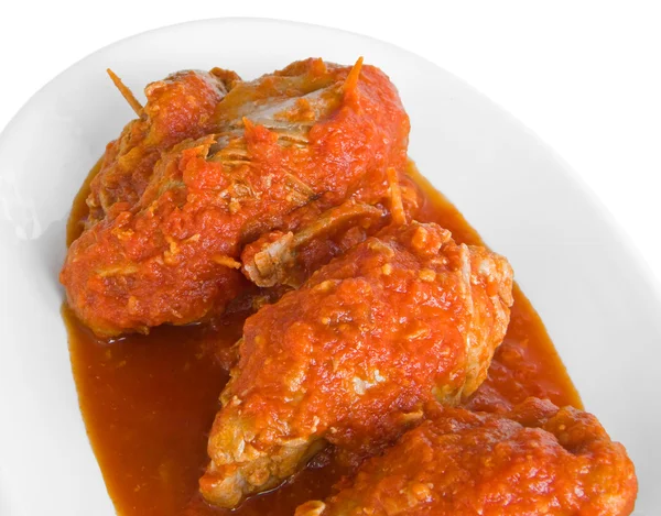 Rulade de carne en salsa de tomate en plato blanco . —  Fotos de Stock