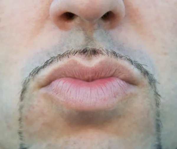 Närbild på en man läppar skicka en kyss. — Stockfoto