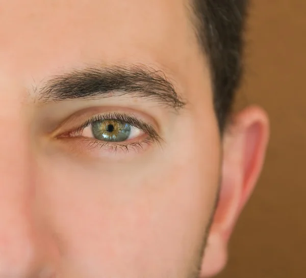 Крупный план мужского глаза . — стоковое фото