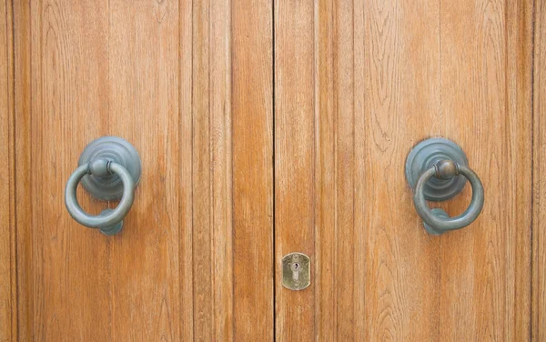 Door knocker couple on allwood door. — Stock Photo, Image