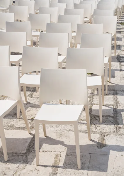 Weiße Stuhlgruppe. — Stockfoto