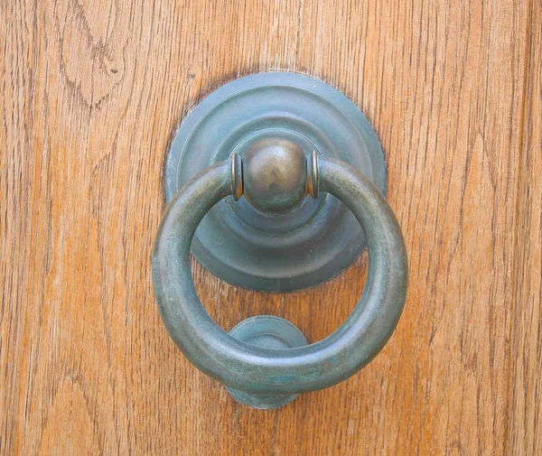 Doorknocker på allwood dörr. — Stockfoto