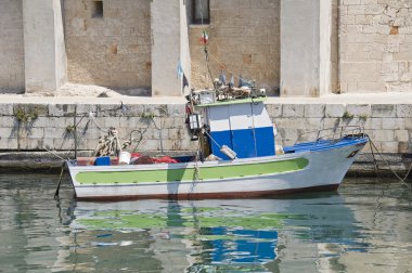 monopoli seaport adlı balıkçı teknesine. Apulia.