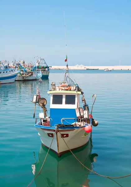 Monopoli seaport adlı balıkçı teknesine. Apulia. — Stok fotoğraf