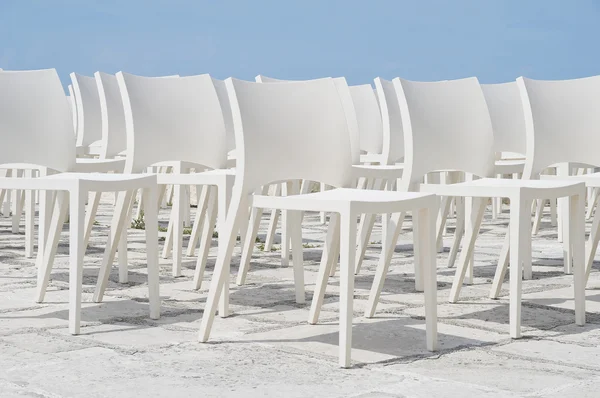 Mavi gökyüzü beyaz sandalye grubu. — Stok fotoğraf