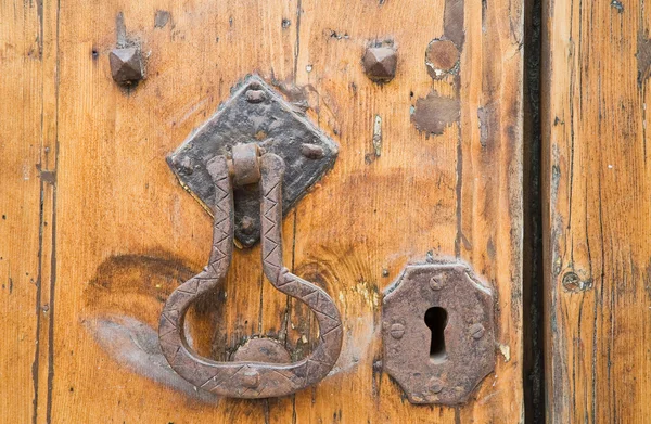 Doorknocker on allwood door. — Stock Photo, Image