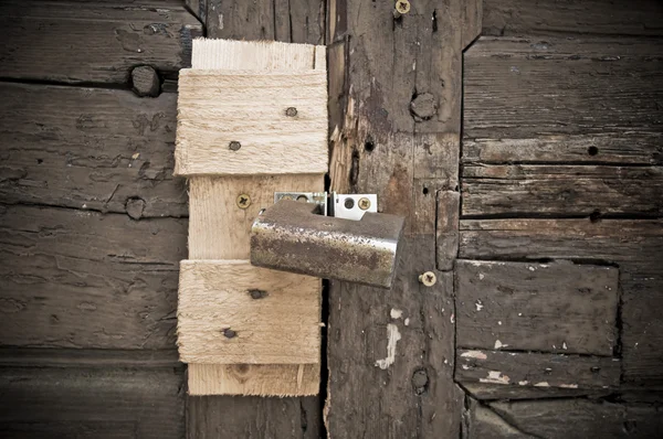 Hangslot op houten deur. — Stockfoto