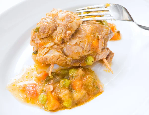 Involtino di carne con zuppa di verdure su piatto bianco . — Foto Stock