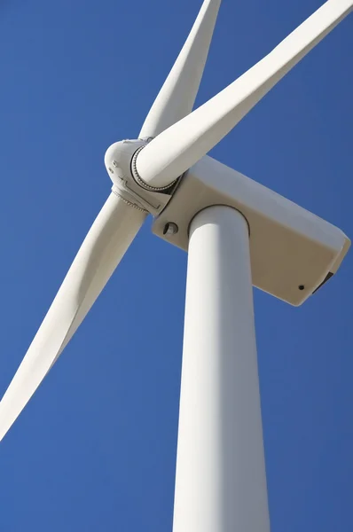 Лезвие ветряной турбины на голубом небе . — стоковое фото