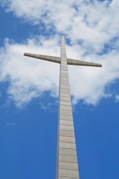 Крест на голубом небе . — стоковое фото