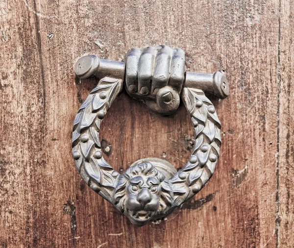 Batedor de portas na porta de madeira . — Fotografia de Stock