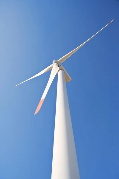Větrné turbíny čepel na blue sky. — Stock fotografie