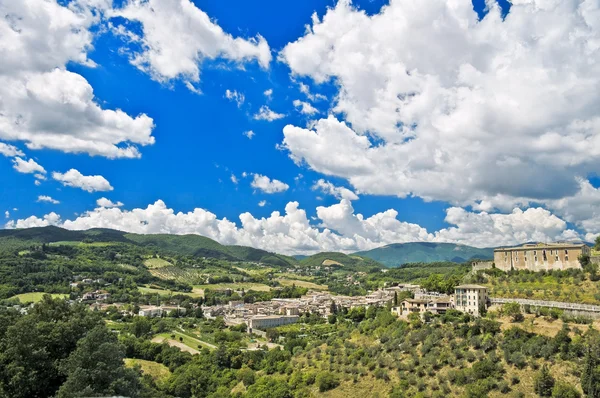 Panoramisch zicht van spoleto. Umbrië. — Stockfoto