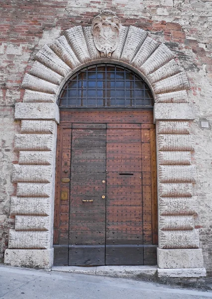 Деревянная дверь. — стоковое фото