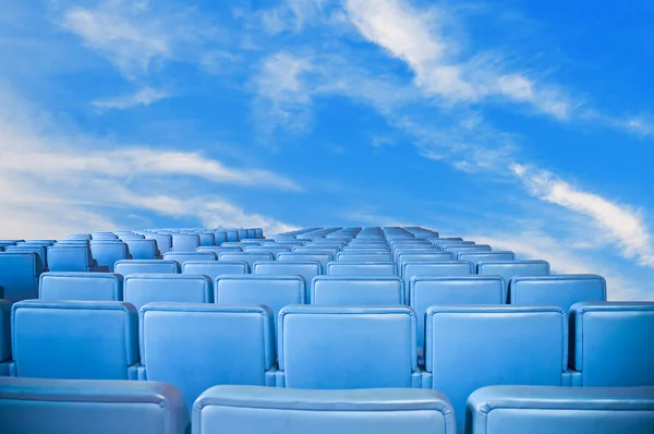 Mavi gökyüzü mavi koltuk grubu. — Stok fotoğraf