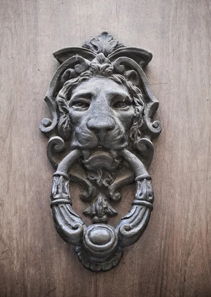 Doorknocker την πόρτα allwood. — Φωτογραφία Αρχείου