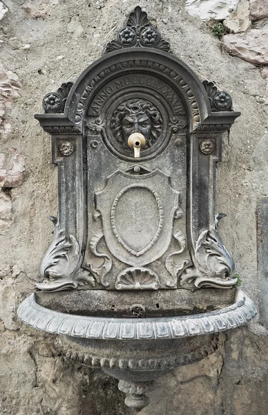 Исторический фонтан. Ассизи. Умбрия . — стоковое фото